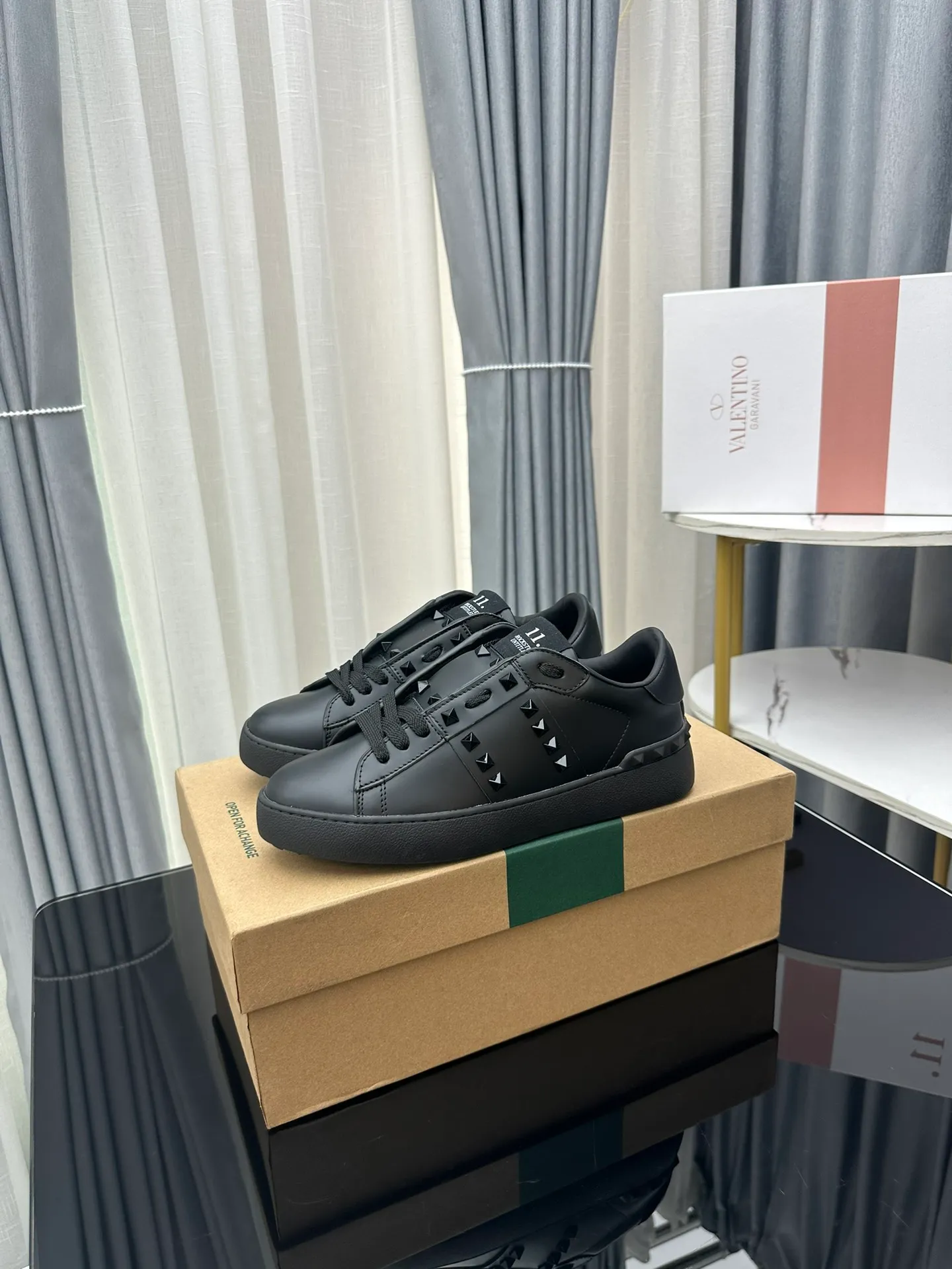 👟👟Ex-factory price 480👟👟 Women's shoes Women's clothing Valentino Valentino GARAVANI O👟👟Ex-factory price EN DISCO Rivets Thick soles Casual sneakers Increased height White shoes Original purchase and development Production V family classic series Willow nail white shoes Hot sale at the counter Brand new Huge 6.5cm platform thick sole with original classic series A perfect favorite for short people. Comes with exquisite packaging at the counter🛍📦 ▪️ Fabric: Original custom imported calfskin ▪️ Lining: Imported custom soft cowhide lining ▪️ Sole: Original molded ultra-light rubber foam material ▪️ Sole thickness: 6.5 ▪️ Size: Women's 35-45 (45 is custom-made and cannot be returned or exchanged)